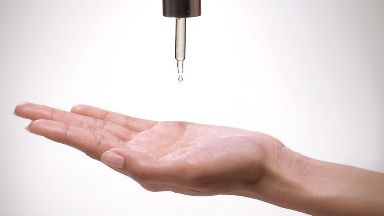 Utilizar aceites faciales: En verano también es posible