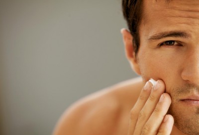 Cuidados masculinos, qué cosméticos utilizan